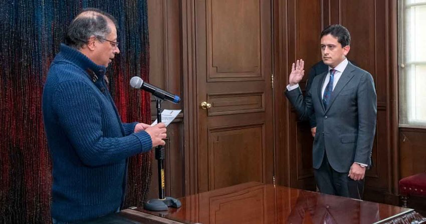 Pie de foto: ante el presidente Gustavo Petro, se posesionó como nuevo Ministro de Comercio, Industria y Turismo, Luis Carlos Reyes Hernández.