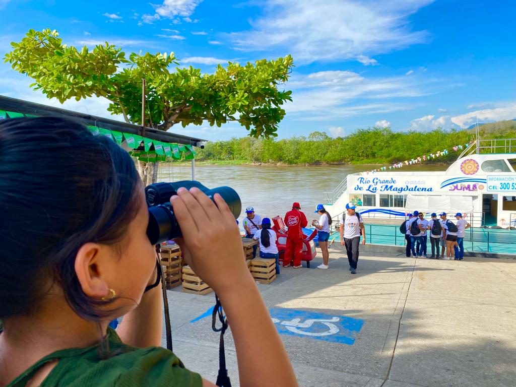 Pie de foto: El objetivo de los Colegios Amigos del Turismo es promover el desarrollo de habilidades y capacidades humanas a partir del conocimiento y las prácticas en turismo, con un enfoque integral y sostenible que fortalezca la cultura turística. Descripción: Estudiante de Colegios Amigos del Turismo participa del taller experiencial “Reconociendo la importancia turística e histórica del río Magdalena”.