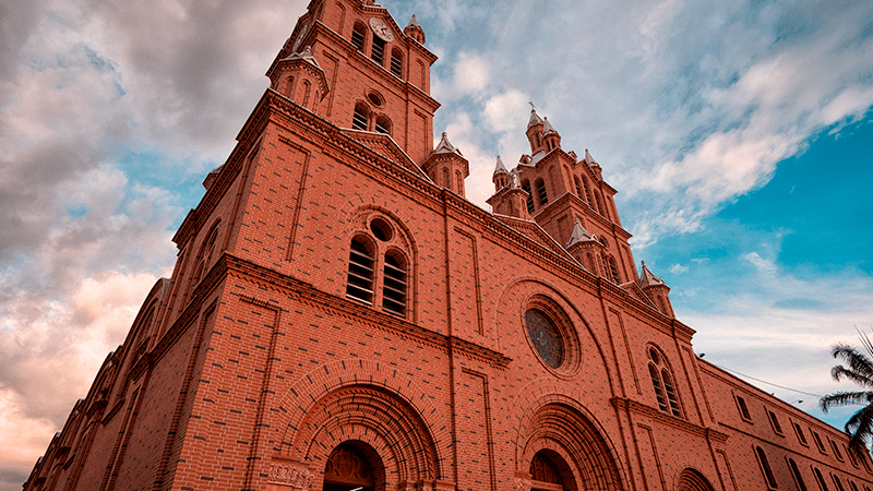 La atracción principal en Buga es La Basílica de Nuestro Señor de los Milagros.