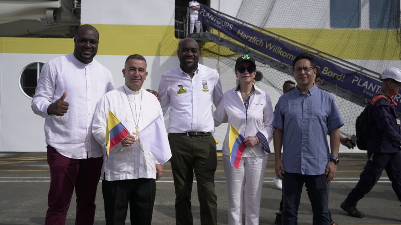 De izq a der. Nixon Arboleda, secretario de Turismo de Buenaventura, Iván Darío Jaramillo, monseñor de la arquidiócesis; Víctor Hugo Vidal, alcalde de Buenaventura; Carmen Caballero, presidenta de ProColombia y Fernando Estupiñán, gerente de Proyectos de Fontur.